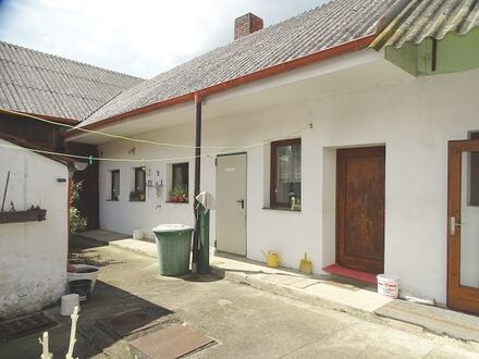 Bauernhaus, Stallungen, 2 Scheunen, Grund für Koppel, Presshaus