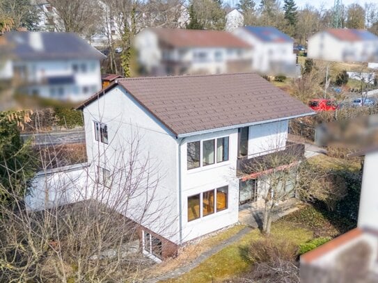 Braunland: Haus mit Entwicklungspotenzial, Alpenblick und 2 Garagen auf großem Grundstück - Top Lage