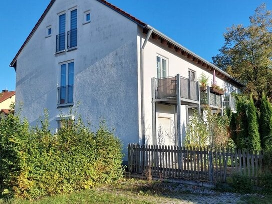 Neuwertige 2 Zimmer Maisonette-Wohnung mit Balkon zum Garten. Nähe Flughafen.