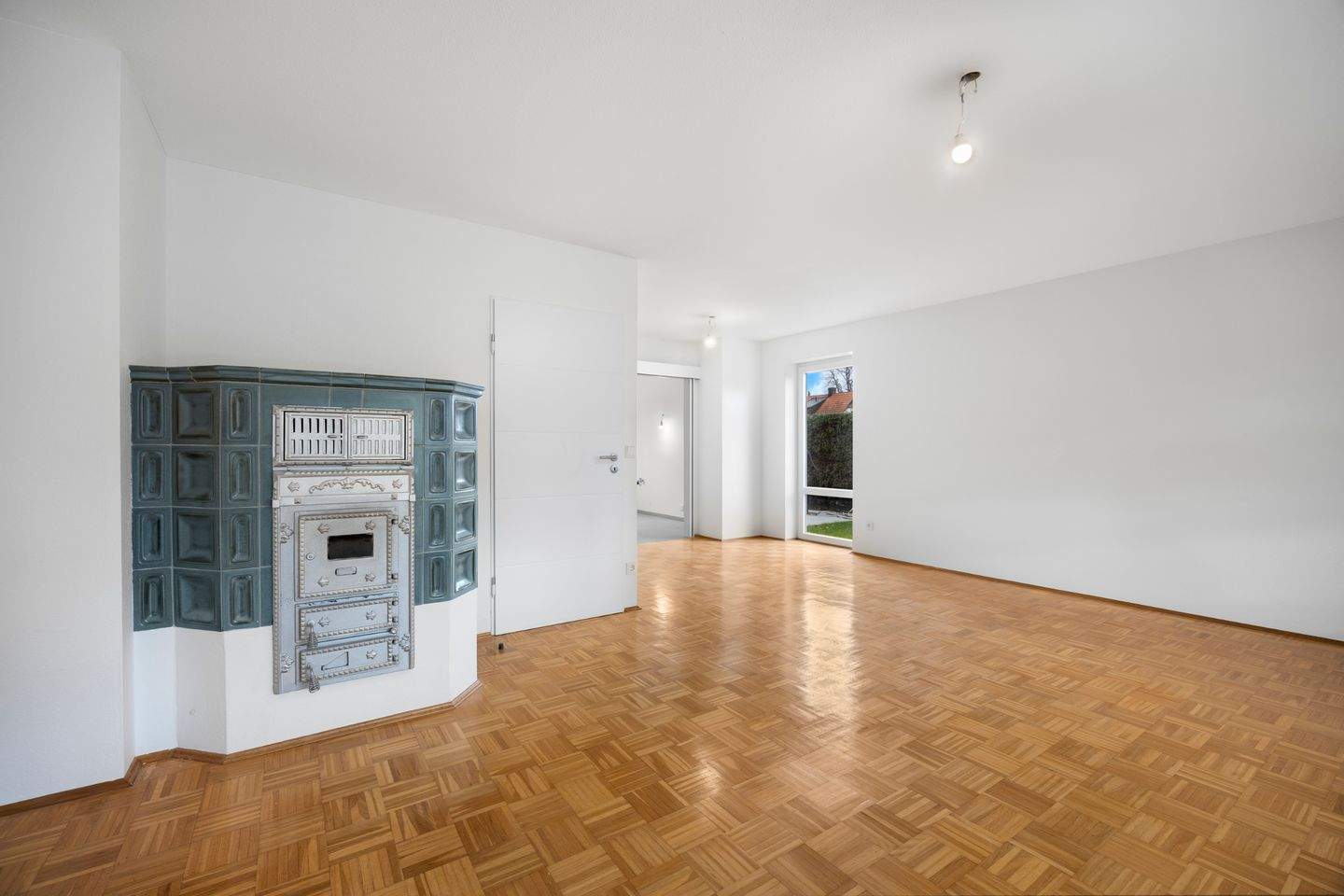 ROGERS: Erstbezug nach Modernisierung: Großzügiges Haus mit Wintergarten, Kachelofen und charmantem Garten