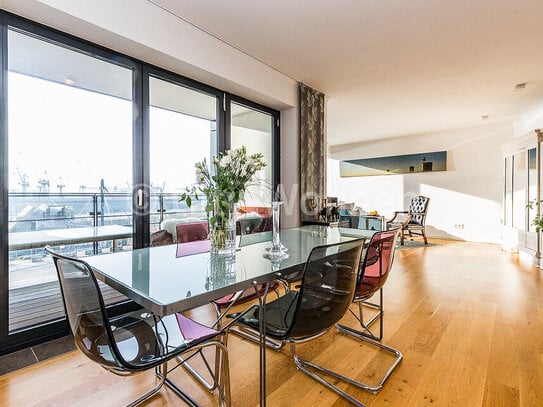 Möbliert wohnen in einer Neubauwohnung mit einem spektakulären Blick auf Elbe und Hafen