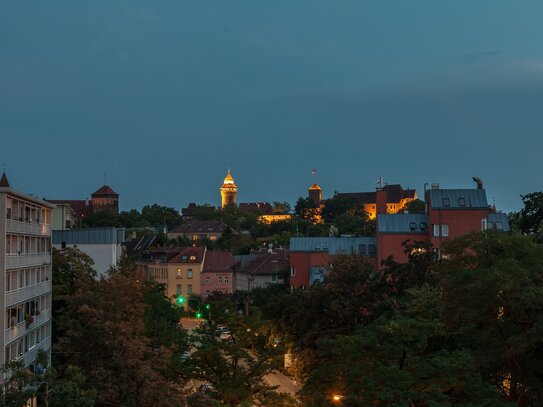 Lichtdurchflutete Traumwohnung mit spektakulärem Burgblick !