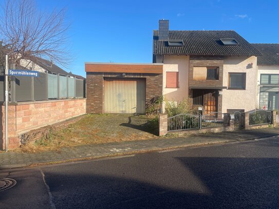 Freistehendes Einfamilienhaus mit Garten und Garage