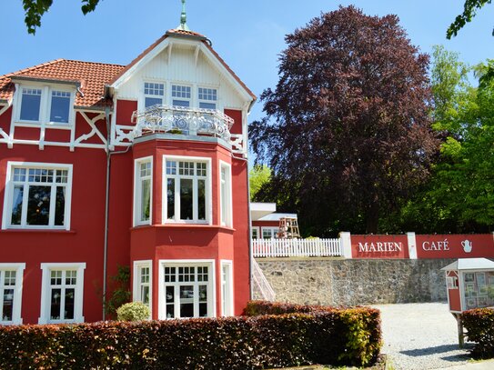 ANZIEHUNGSPUNKT IN FLENSBURG: VILLA AN DER FLENSBURGER FÖRDE - VOLLSANIERTES SCHMUCKSTÜCK