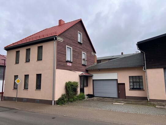 Wohnhaus mit großzügigen Nebengebäuden in zentraler Lage