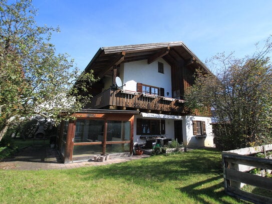 Freundliches renovierungsbedürftiges Zweifamilien-Landhaus in ruhiger Lage von Gauting