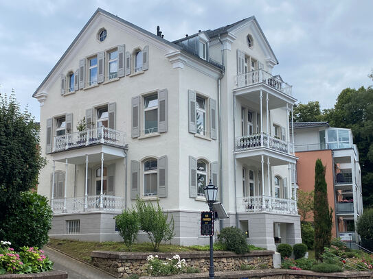 Große Wohnung in herrschaftlicher Villa (OG), zentral in Badenweiler, Aufzug, 3 Balkone, ab 1.2.2025