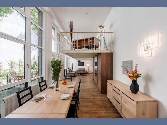 Möbliert: Lichtdurchflutete Galeriewohnung mit Terrasse