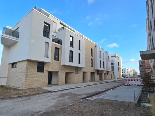 Wohnen wie in einem Reihenhaus: Helle 4-Zimmer m. gr. Terrasse!