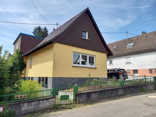 Freistehendes Wohnhaus mit Wintergarten, Garage und großem Garten, in ruhiger Wohnlage von Völklingen-Röchling Höhe