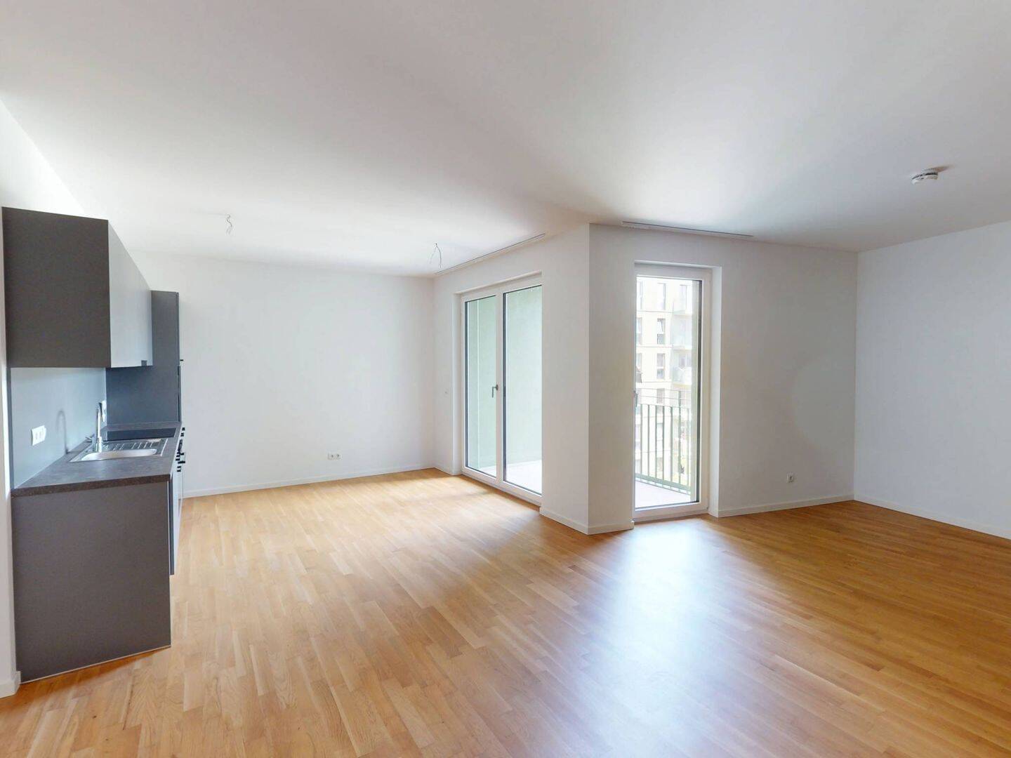 **AUFGEPASST: Moderne 3-Zimmer-Wohnung in Lichtenberg inkl. Qualitätsküche, 2 Balkone und Fußbodenheizung sucht neuen Mieter** - Foto 1