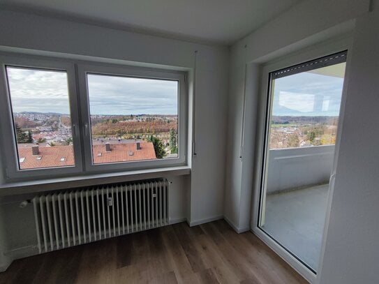 Neu renovierte 3,5 Zimmer Wohnung mit Balkon und wunderschöner Aussicht