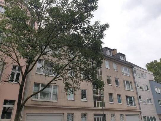 Eine wunderschöne Wohnung in Düsseldorf-Pempelfort: 2,5 Zimmer mit Balkon, Einbauküche und Garage
