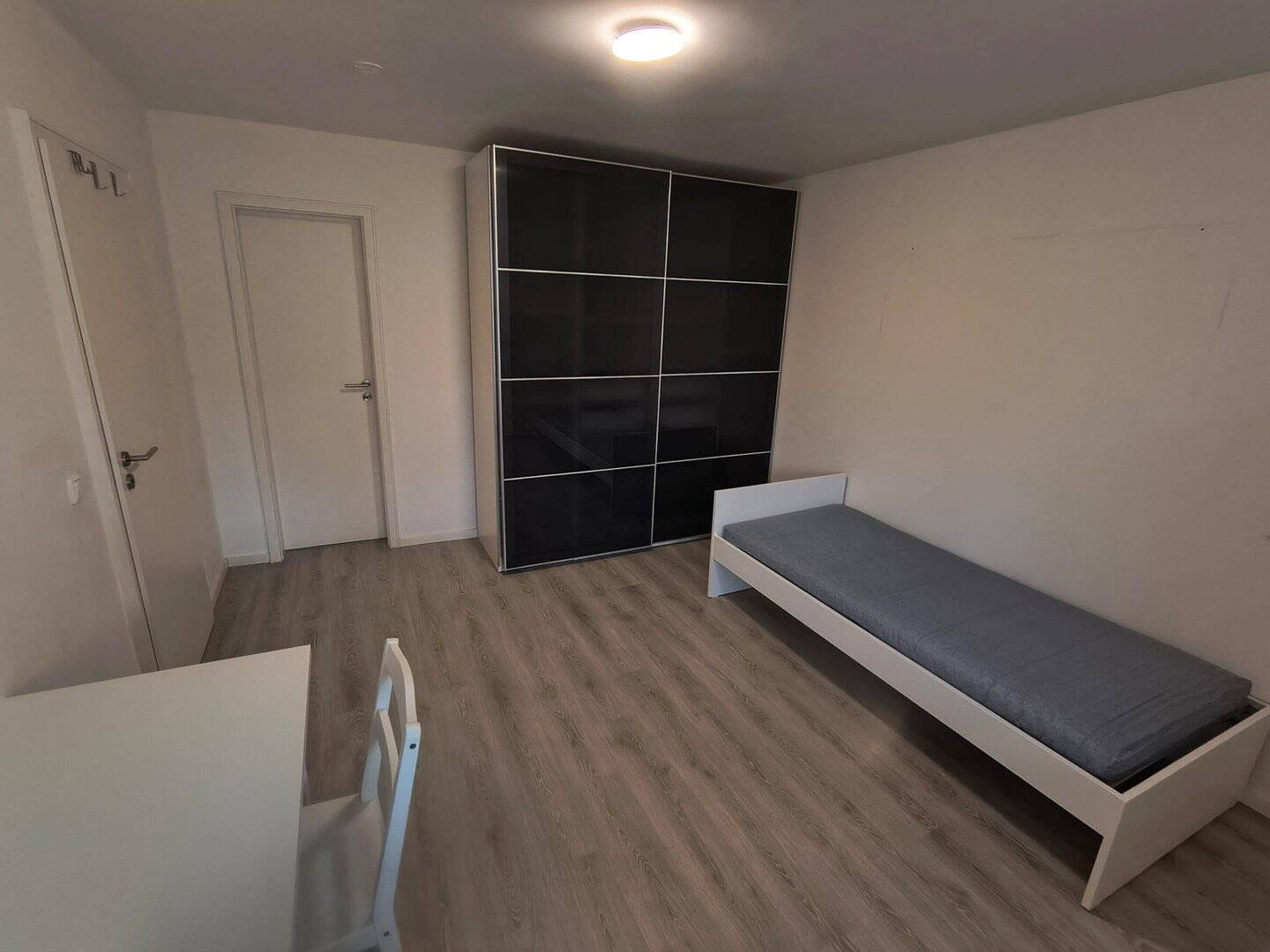 1 WG Zimmer 17 qm mit Ankleidebereich in 2er WG München-Forstenried ab sofort zu vermieten