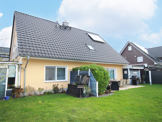 Ihr neues Zuhause: Stilvolles Einfamilienhaus mit barrierefreier Einliegerwohnung und großem Garten