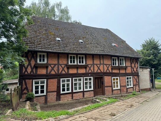 Grundstück mit denkmalgeschützem Fachwerkhaus - Mehrfamilienhaus