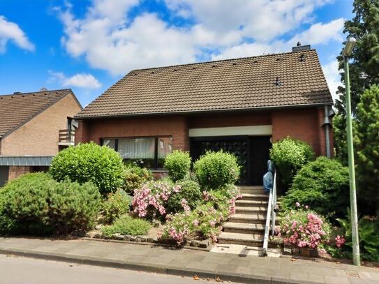 Geräumiges, freist. Einfamilienhaus mit gr. Garten und Garage in Neuss-Weckhoven