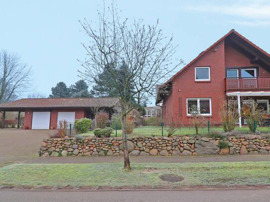 Ihr neues Zuhause in einer großzügig geschnittenen Doppelhaushälfte mit Kamin, Garage und Carport