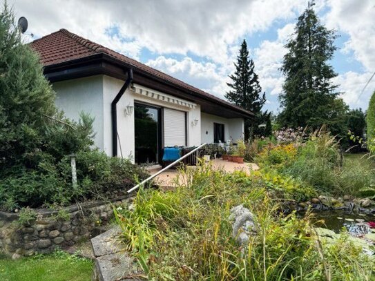 Machern: Wohnen auf einer Ebene | Gästehaus | großer Garten mit Teich