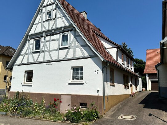 LIEBHABER Fachwerkhaushälfte mit BAUPLATZ, GARTEN und Carport in Reich.