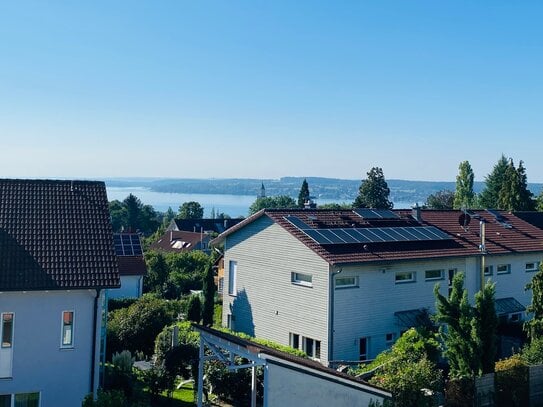 Seesicht + Alpensicht! ERSTBEZUG 4.0 Zimmer mit grossem Balkon und Carport in ruhiger Lage (Effizienshaus 40)