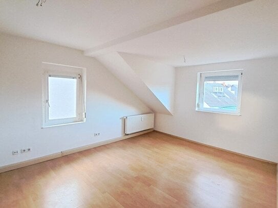 Renovierte Dachgeschosswohnung ohne Balkon