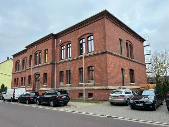 Erstbezug nach Sanierung - Exklusive 3- Zimmer Dachgeschosswhg. mit EBK,Dachterrasse u. Stellplatz zu vermieten!