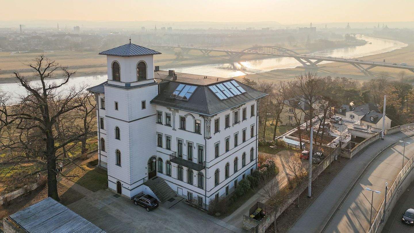 Luxuriöse Ausstattung trifft unbezahlbaren Ausblick - repräsentative Beletage in Villa Elysium