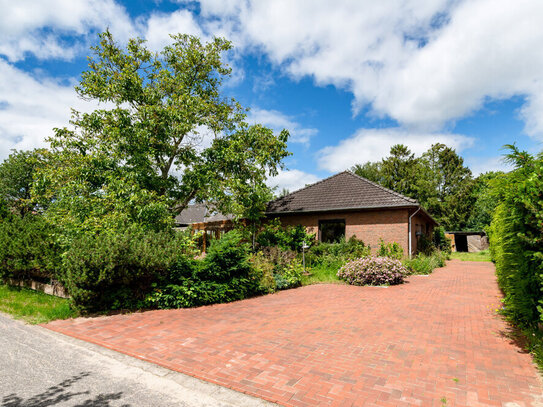 Mitten in der beliebten Ferienregion: Bungalow mit Wintergarten und sep. Gästehaus.