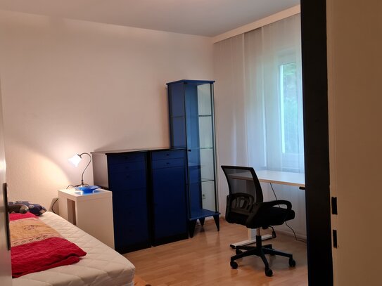 Ein schönes möbliertes Zimmer in ruhigen Lage. In 3-er Studenten-Mieter WG. Gemeinsame Flur, Küche und Bad.