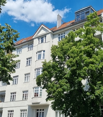 Altbauetage fast am Kurfürstendamm mit Lift und Balkon!