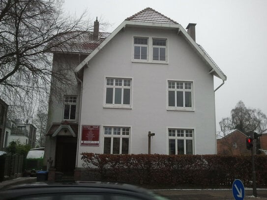 Renovierte, großzügige, gepflegte Altbau-Wohnung im Dachgeschoss in Iserbrook im Übergang nach Blankenese