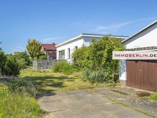 IMMOBERLIN.DE - Charaktervoller Bungalow mit Südwestterrasse, Garagen & großem Garten in familiärer Lage nahe der Havel