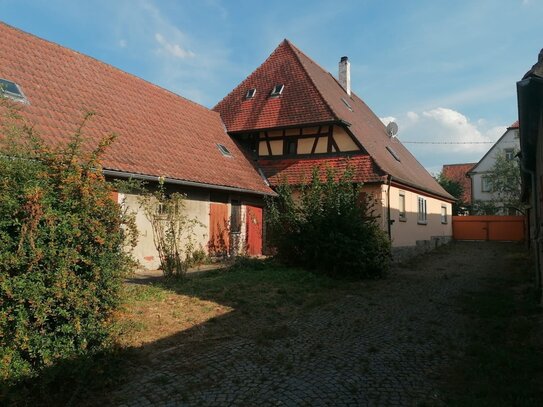 ehemalige Hofstelle: denkmalgeschütztes Wohnhaus, Nebengebäude, Scheune und Stall