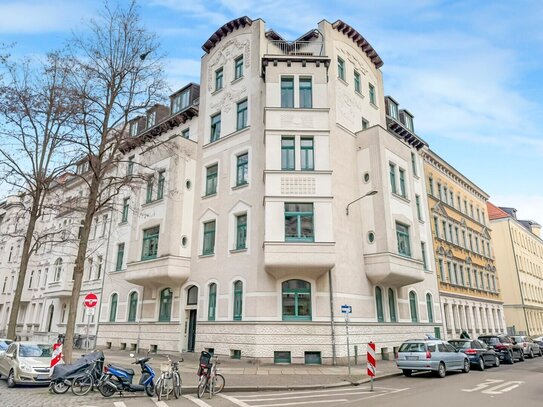 Mietfreie 2-Raumwohnung mit Balkon im Dachgeschoss eines eindrucksvollen Gründerzeit-Eckhauses