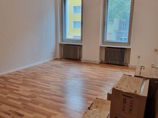 Helle renovierte 2-Zi.Altbau Whg.mit Einbauküche,WG-geeignet in zentraler Lage sofort zu vermieten