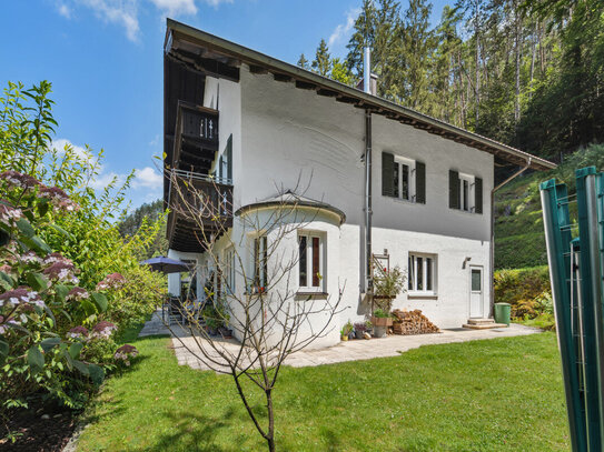 Großzügige Landhausvilla mit unverbaubarem Panoramabergblick !