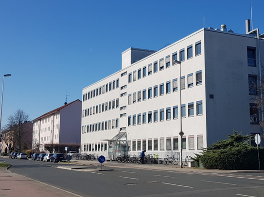 Lichtdurchflutete und modern ausgestattete Büroflächen