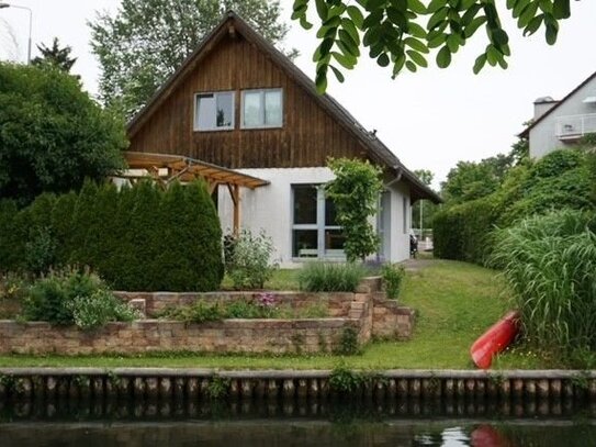 Wassergrundstück mit Einfamilienhaus