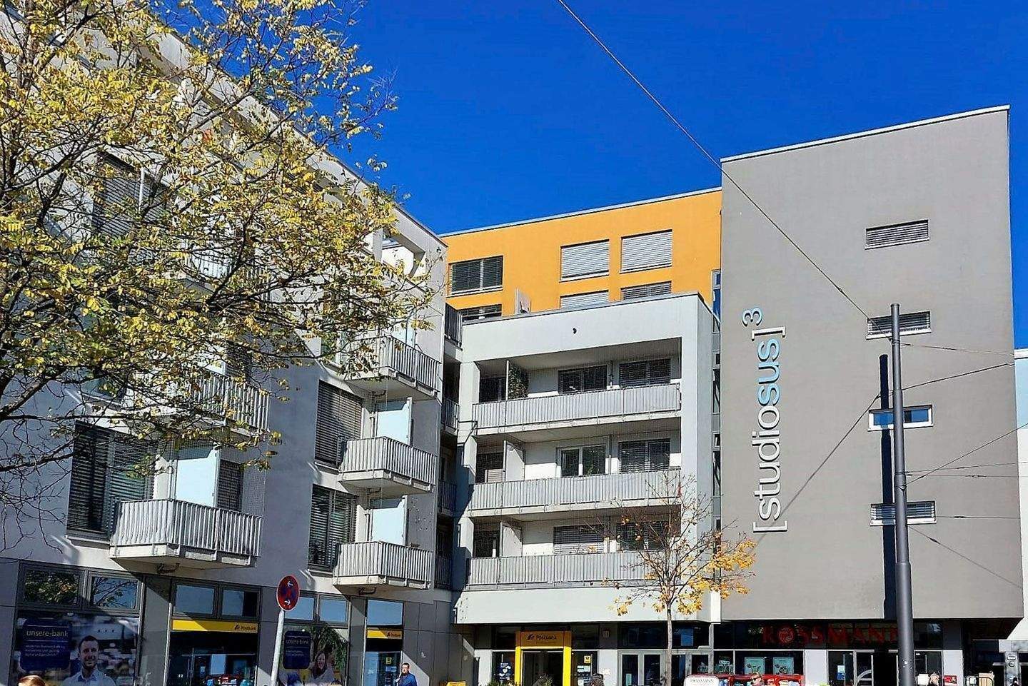 WG-Apartment mit verglastem Balkon in München - Moosach