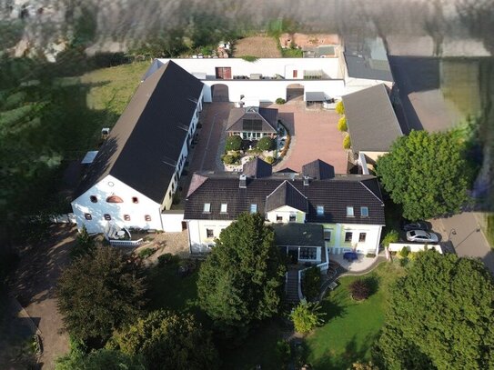 Pferdeliebhaber? Villa mit Parkanlage, Hofstelle, Garagen, Poolhaus und Grünflächen! Hohe Börde bei Magdeburg