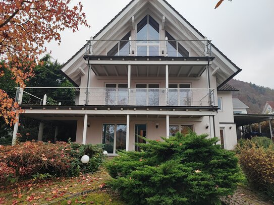 Elegante Villa mit großzügigem Garten, Swimmingpool und herrlichem Seeblick