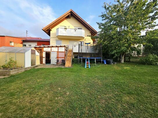 Kapitalanlage oder Selbstbezug!! Top gepflegtes Dreifamilienhaus mit Garten, Terrasse, Balkon, Garage + Carport!