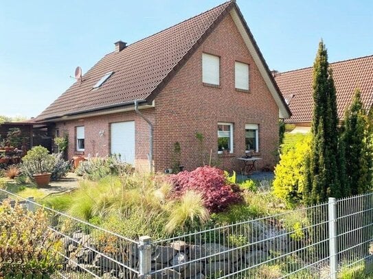 Wohnhaus mit 4 ZKB, pflegeleichten Garten u. Carport...in zentraler Ortslage