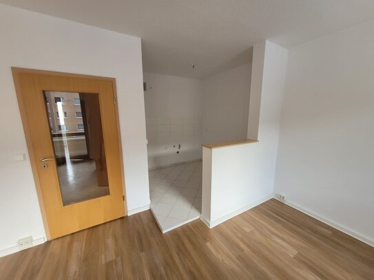 Helle 3-R mit offener Küche, Balkon und neuem Badezimmer!