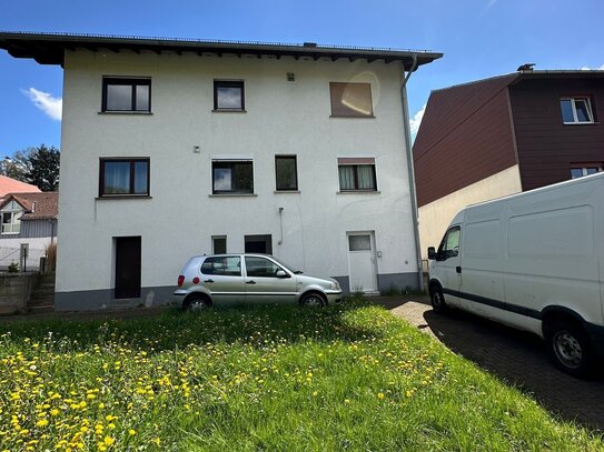 Zweifamilienhaus mit Garten und vier Garagen plus Einliegerwohnung