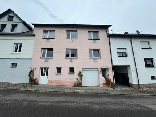 gepflegtes 2 Fam.Haus mit kleinem Garten in Eschringen