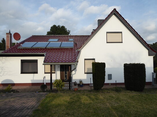 saniertes Einfamilienhaus am Waldrand mit zwei Garagen, Carport, Sauna und Pool