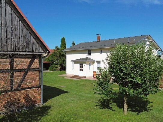 Einfamilienhaus mit Doppelcarport, Stall und gepflegtem Grundstück (Teilung in 2 Einheiten möglich)