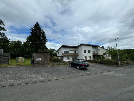 Mehrfamilienhaus mit großem Grundstück sowie Garagen